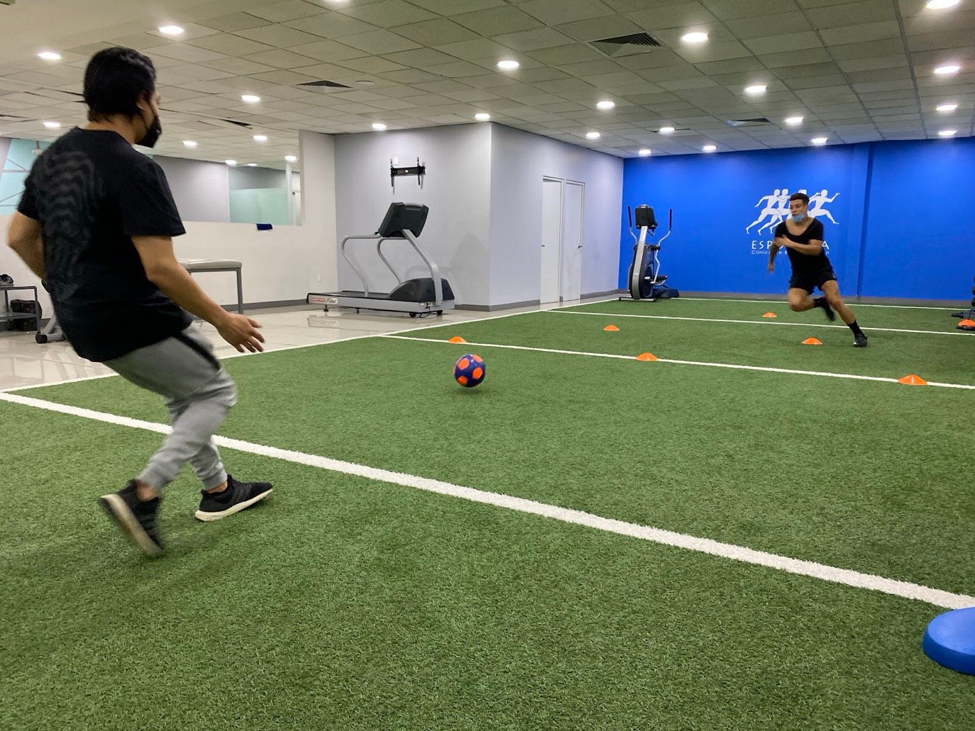 Paciente entrenando en la cancha interior