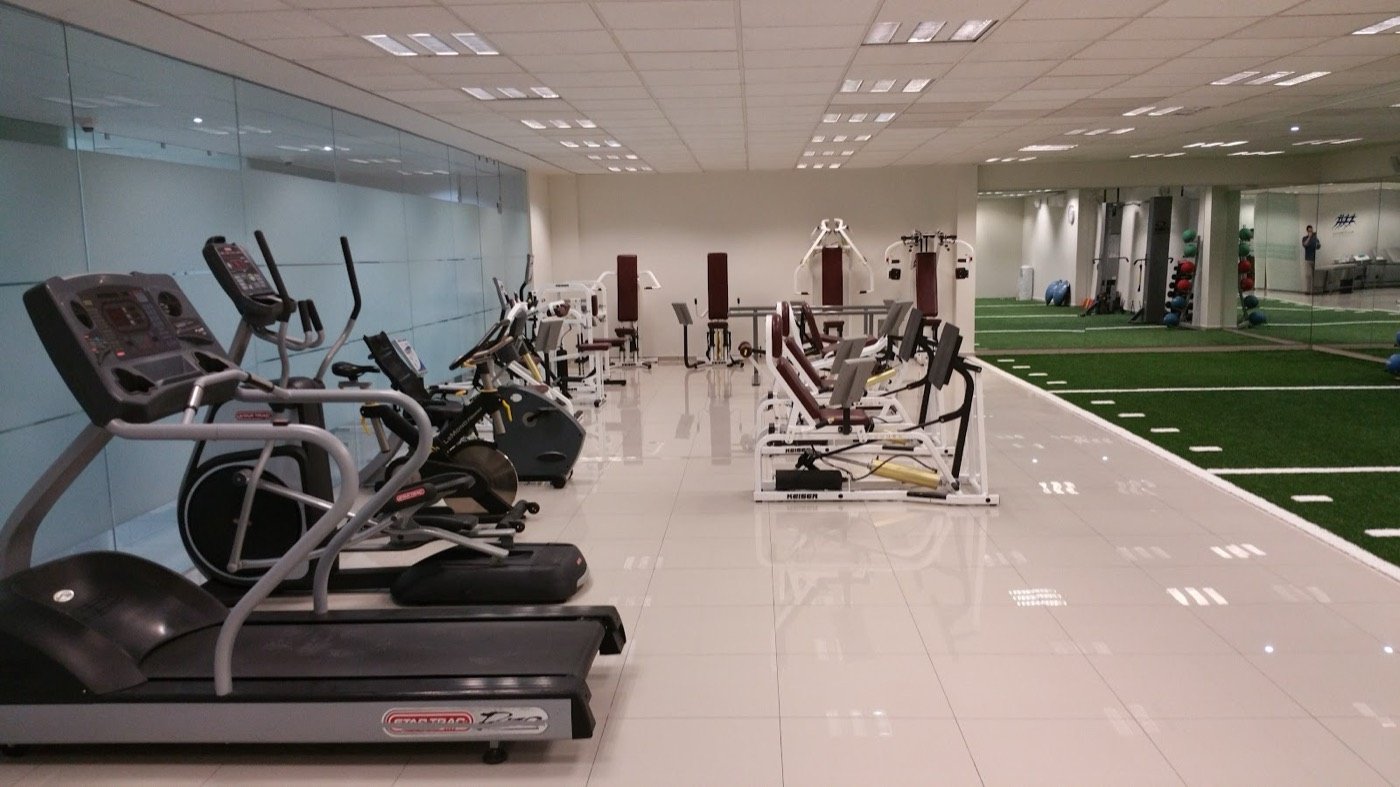 Gimnasio con caminadoras y máquinas